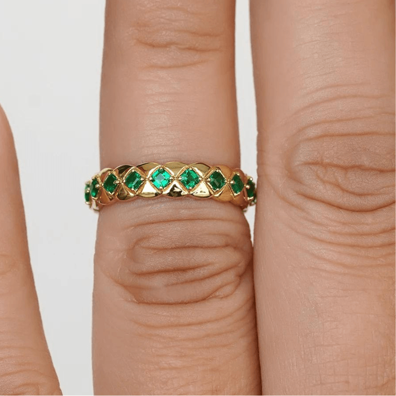Anel Elisabeth em Ouro Cravejado com Esmeraldas