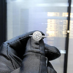 Anel em Ouro Branco Com Diamante